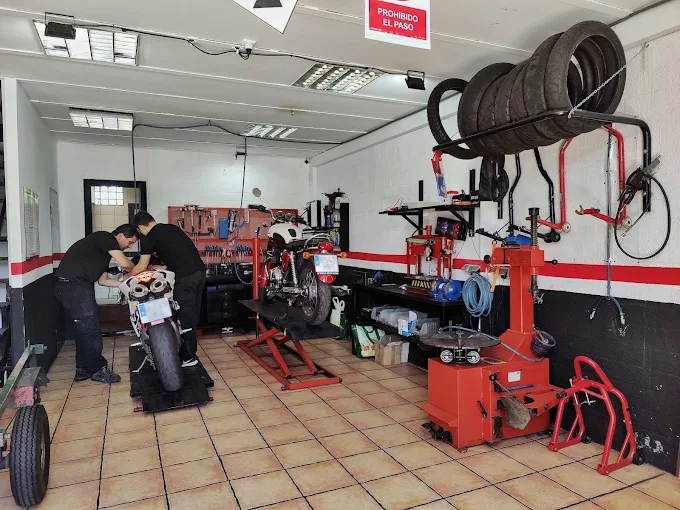Interior del taller Motos Alfa